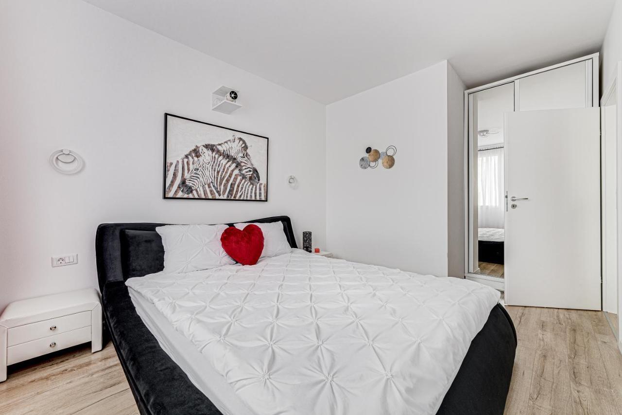 Ferienwohnung Ari Cinema Apartament With 2M Videoproiector Arad Exterior foto